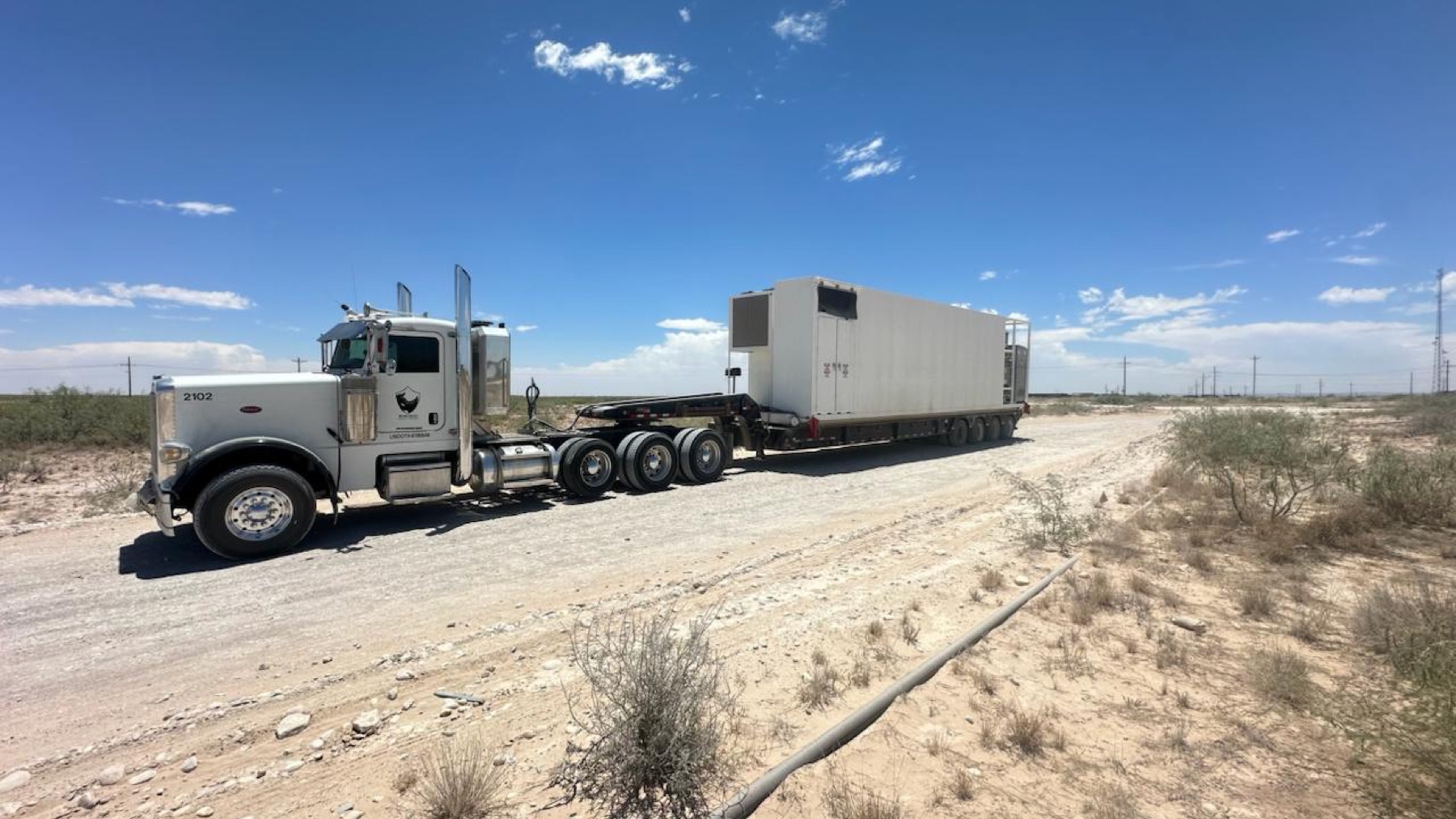 Semi flatbed truck