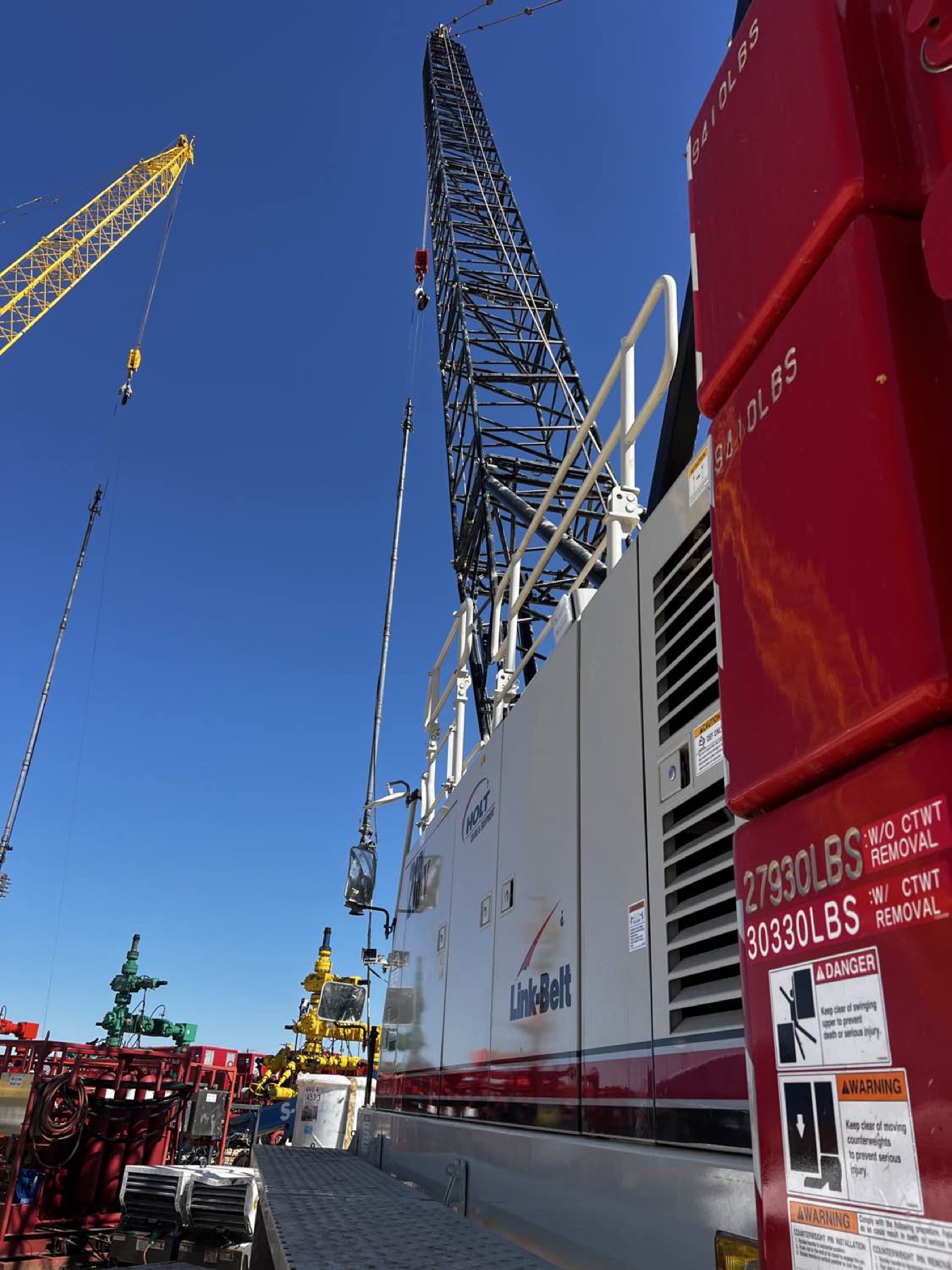 Tandem crawler cranes on frac site