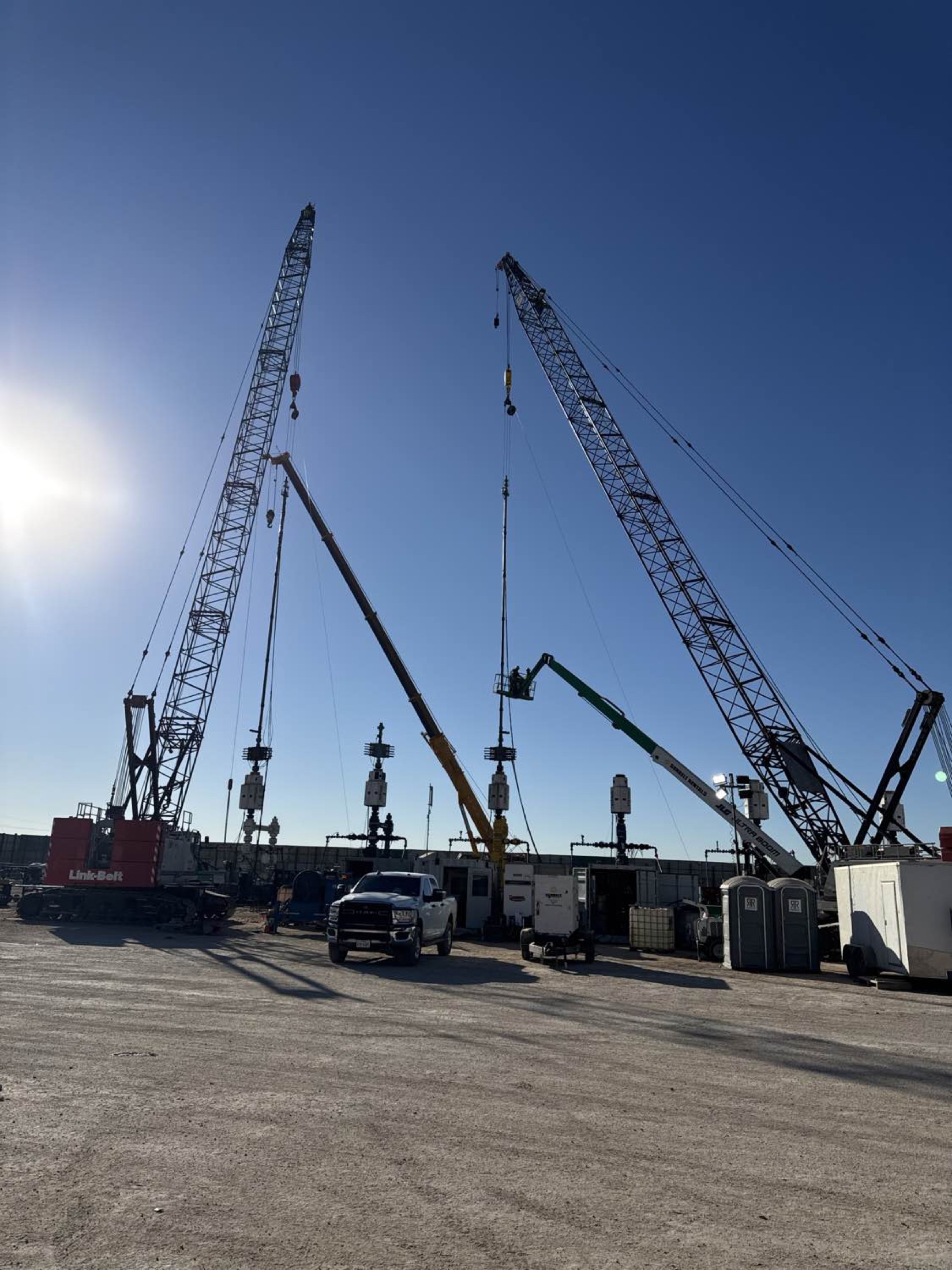 Tandem crawler lift at night on wellsite