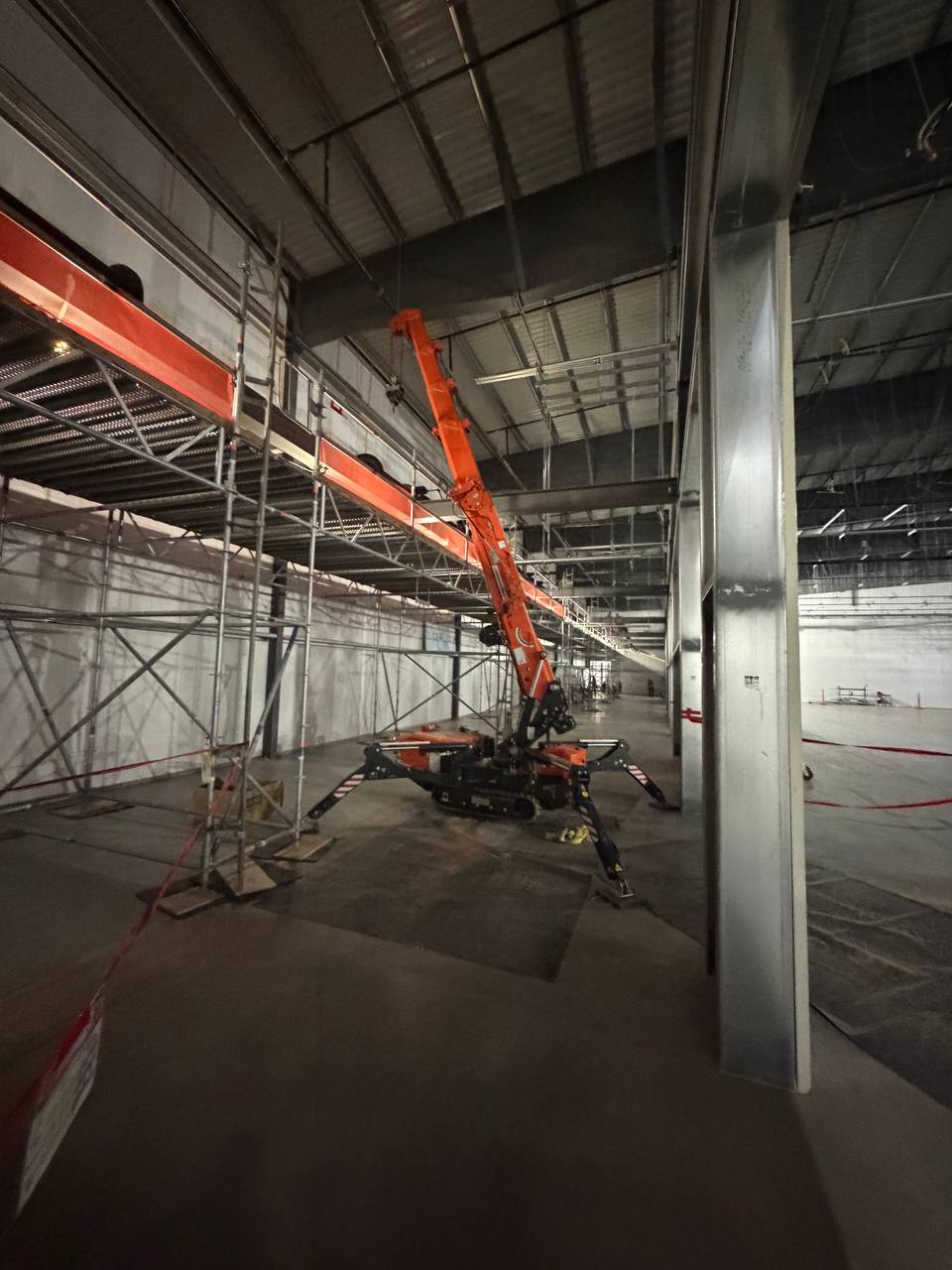 Jekko spider crane working under scaffolding