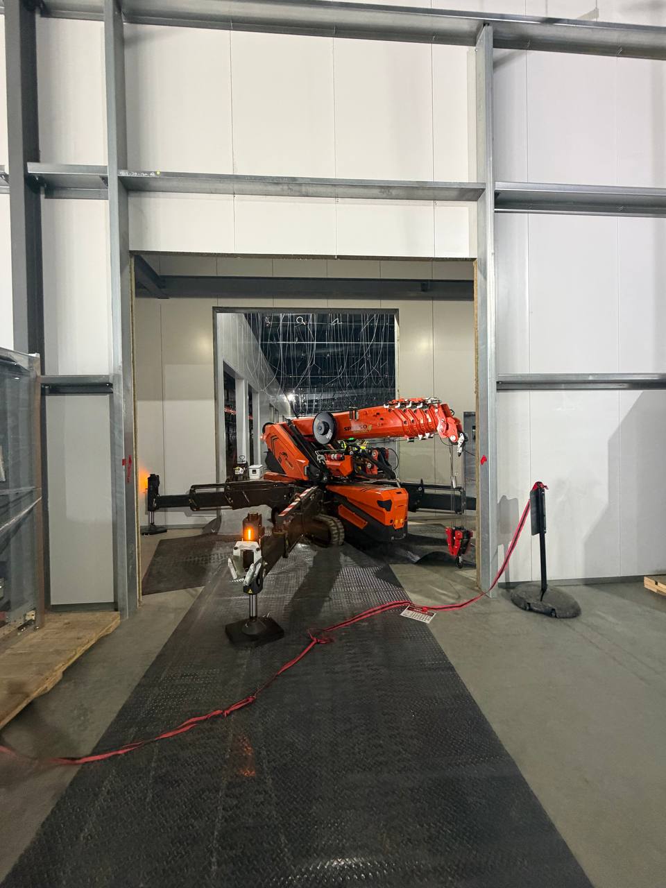 Jekko spider crane fitting through narrow doorway