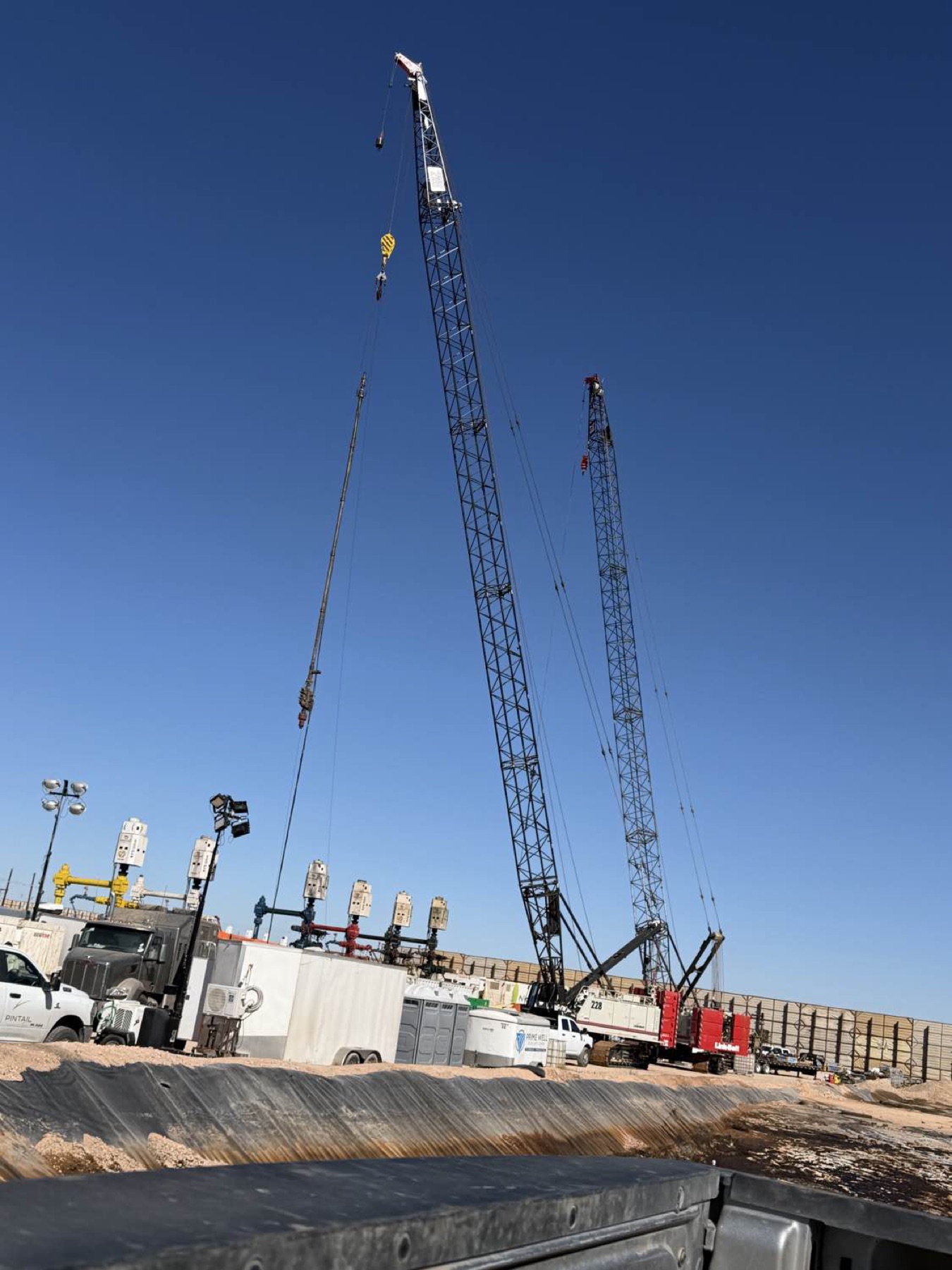 Twin Link-Belt crawler cranes at wellsite